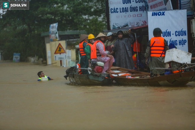 Người dân có thể gửi hàng cứu trợ miền Trung miễn phí ở đâu? - Ảnh 1.