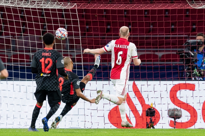 Không Van Dijk, Liverpool thắng vất vả Ajax nhờ bàn phản lưới - Ảnh 2.