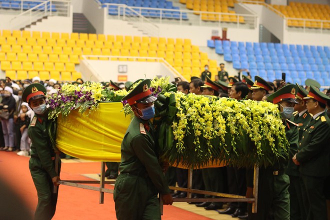 Hàng ngàn người dân đến viếng 22 liệt sĩ Đoàn 337: Tình nghĩa đồng bào nên tui đến đây, đưa các cháu, các em một đoạn - Ảnh 1.