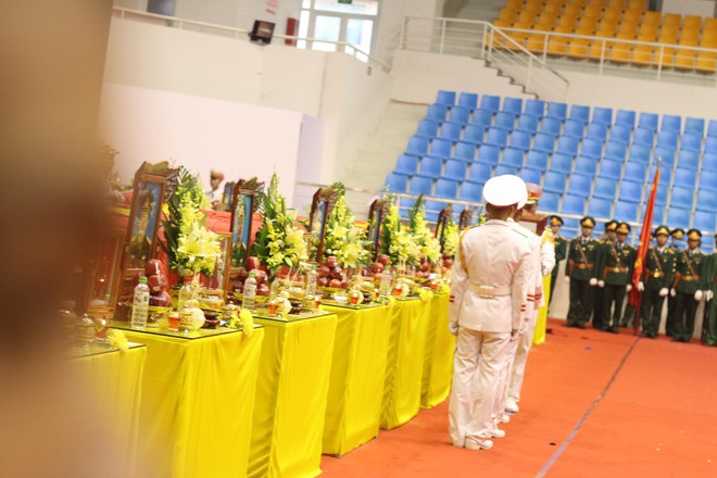 Hàng ngàn người dân đến viếng 22 liệt sĩ Đoàn 337: Tình nghĩa đồng bào nên tui đến đây, đưa các cháu, các em một đoạn - Ảnh 2.