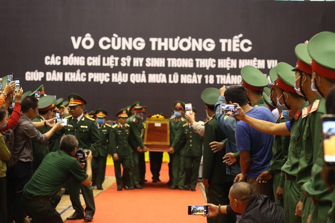 Hàng ngàn người dân đến viếng 22 liệt sĩ Đoàn 337: Tình nghĩa đồng bào nên tui đến đây, đưa các cháu, các em một đoạn - Ảnh 3.