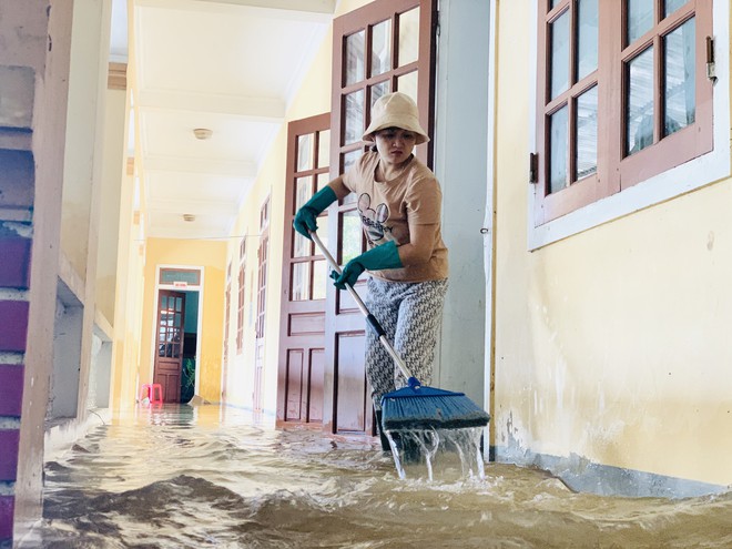 Lũ rút, giáo viên lội nước cao nửa mét vào trường mò tìm sách cho trò - Ảnh 2.