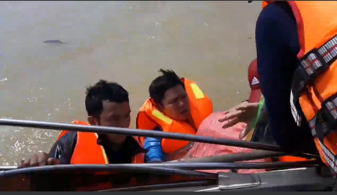 Quảng Bình: Đoàn cứu trợ 6 người bị lật thuyền rơi xuống dòng lũ dữ - Ảnh 2.