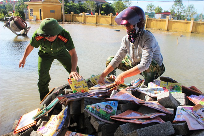 Lũ rút, giáo viên lội nước cao nửa mét vào trường mò tìm sách cho trò - Ảnh 11.