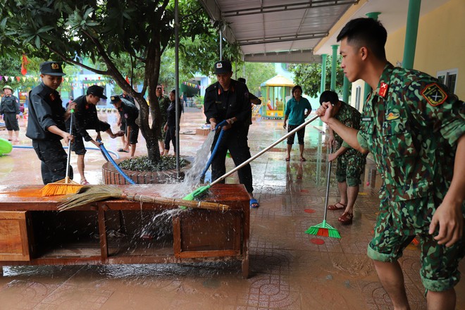 Lũ rút, giáo viên lội nước cao nửa mét vào trường mò tìm sách cho trò - Ảnh 13.