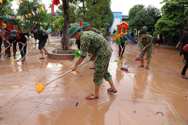 Lũ rút, giáo viên lội nước cao nửa mét vào trường mò tìm sách cho trò - Ảnh 14.