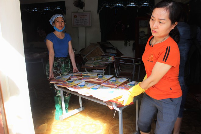 Lũ rút, giáo viên lội nước cao nửa mét vào trường mò tìm sách cho trò - Ảnh 9.