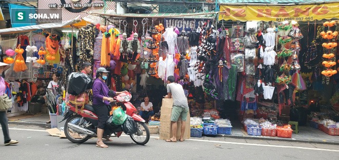 Loạt “ma quỷ” kinh dị tràn xuống phố “tắc kè hoa” Hà Nội - Ảnh 3.