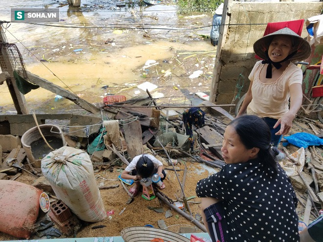 Tường trình từ vùng rốn lũ Lệ Thủy: Nhà sập, tay trắng, không còn nước mắt để khóc - Ảnh 16. Tường trình từ vùng rốn lũ Lệ Thủy: Nhà sập, tay trắng, không còn nước mắt để khóc - Ảnh 16.