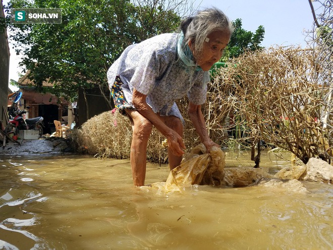Tường trình từ vùng rốn lũ Lệ Thủy: Nhà sập, tay trắng, không còn nước mắt để khóc - Ảnh 18. Tường trình từ vùng rốn lũ Lệ Thủy: Nhà sập, tay trắng, không còn nước mắt để khóc - Ảnh 18.