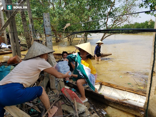 Tường trình từ vùng rốn lũ Lệ Thủy: Nhà sập, tay trắng, không còn nước mắt để khóc - Ảnh 20. Tường trình từ vùng rốn lũ Lệ Thủy: Nhà sập, tay trắng, không còn nước mắt để khóc - Ảnh 20.
