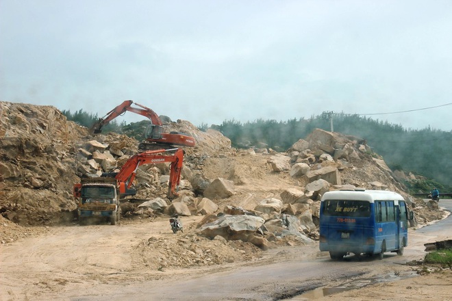 Bình Định: Dùng xe ben “quá đát”, hết kiểm định… thi công công trình nhà nước - Ảnh 2.