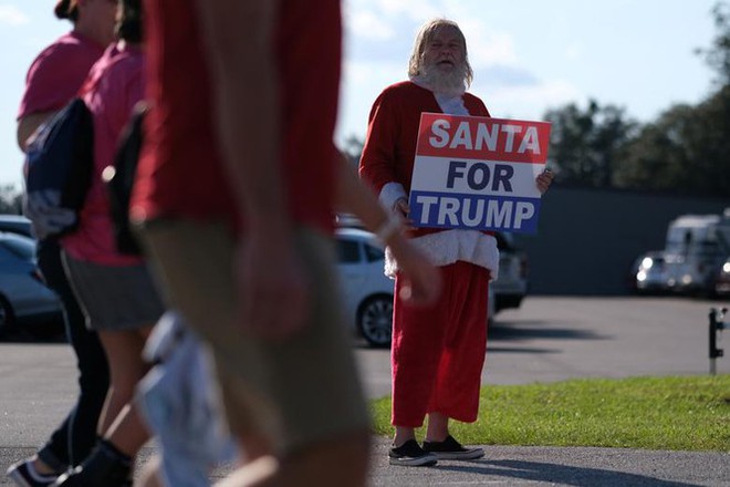Bầu cử Mỹ: Ông già Noel, bộ xương khô cầm biểu ngữ vận động tranh cử - Ảnh 4.