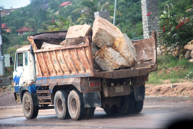 Bình Định: Dùng xe ben “quá đát”, hết kiểm định… thi công công trình nhà nước - Ảnh 4.