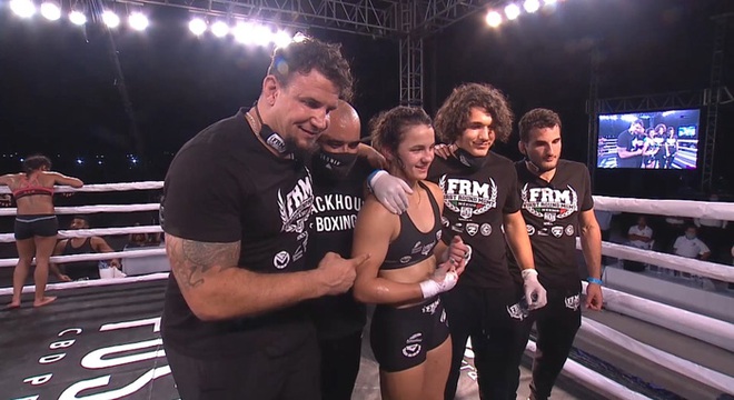 Ái nữ của huyền thoại Frank Mir có màn ra mắt MMA ấn tượng, đánh bại đối thủ có số tuổi nhiều gấp đôi - Ảnh 4.