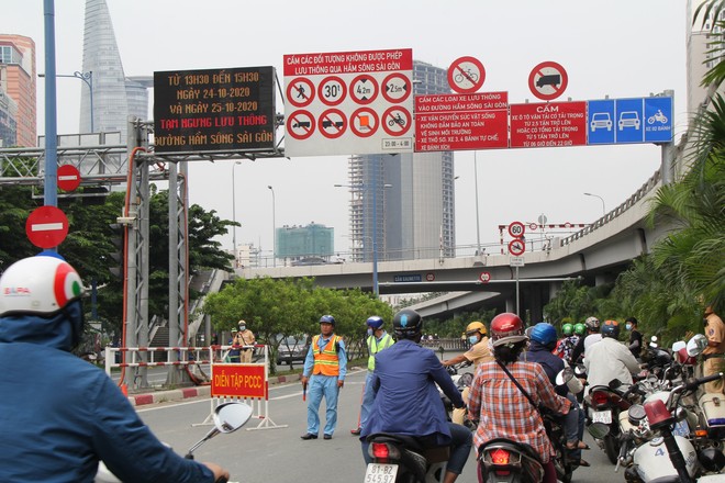 Hàng nghìn người Sài Gòn mệt phờ giữa nắng nóng và khói bụi do đóng hầm Thủ Thiêm - Ảnh 2.