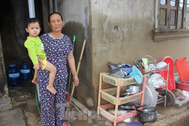 12 ngày không điện, không nước và không cơm của xóm nghèo bị cô lập trong lũ - Ảnh 1.