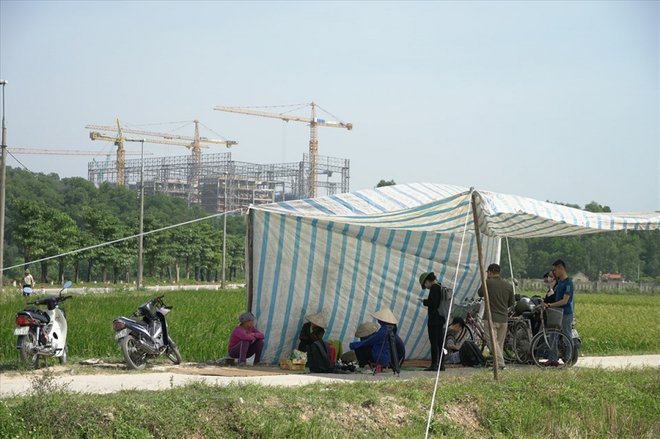 Lãnh đạo Hà Nội về, dân dựng lều bạt chặn xe chở rác vào bãi Nam Sơn - Ảnh 1.
