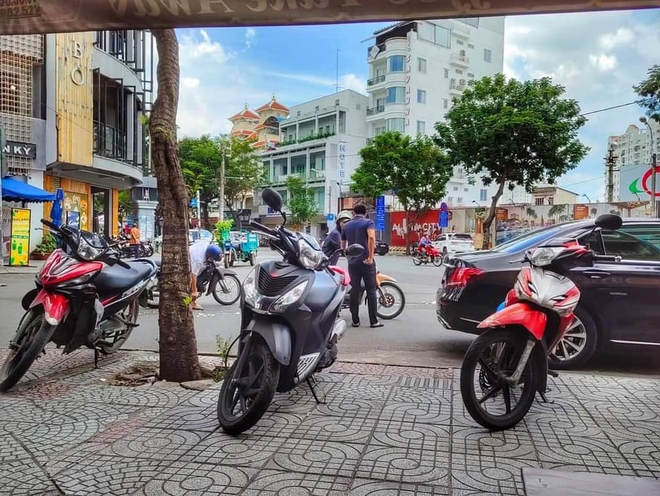 Người đàn ông lam lũ lỡ đổ khay cơm, hành động kịp thời của anh thanh niên khiến tất cả ấm lòng - Ảnh 3.