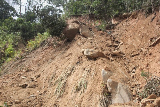 Người dân Quảng Trị nín thở đi dưới khối đá nặng 30 tấn lộ ra sau mưa lũ - Ảnh 2.