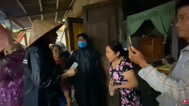 Thương xót người phụ nữ sinh bệnh vì mất con, Thủy Tiên tặng 10 triệu dù bị ngăn cản - Ảnh 1. Thương xót người phụ nữ sinh bệnh vì mất con, Thủy Tiên tặng 10 triệu dù bị ngăn cản - Ảnh 1.