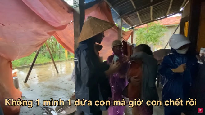 Thương xót người phụ nữ sinh bệnh vì mất con, Thủy Tiên tặng 10 triệu dù bị ngăn cản - Ảnh 3. Thương xót người phụ nữ sinh bệnh vì mất con, Thủy Tiên tặng 10 triệu dù bị ngăn cản - Ảnh 3.
