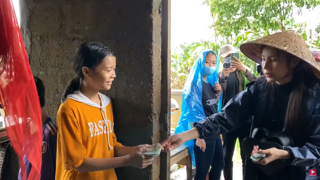 Thương xót người phụ nữ sinh bệnh vì mất con, Thủy Tiên tặng 10 triệu dù bị ngăn cản - Ảnh 4. Thương xót người phụ nữ sinh bệnh vì mất con, Thủy Tiên tặng 10 triệu dù bị ngăn cản - Ảnh 4.
