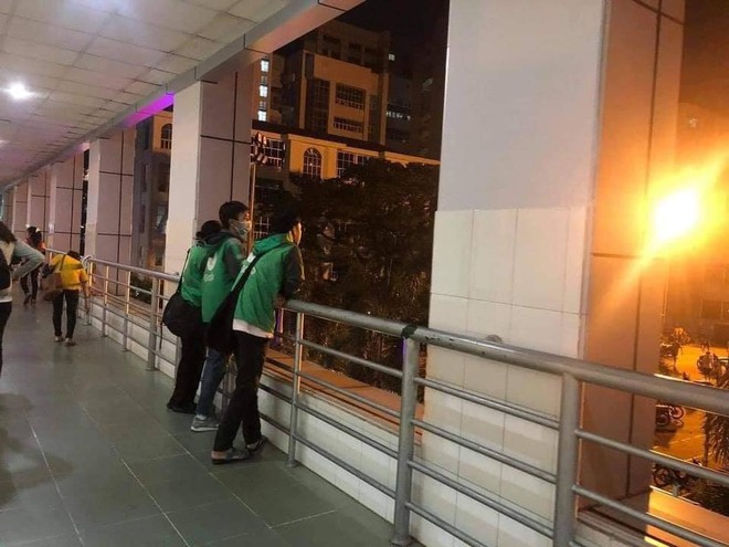 Xôn xao câu chuyện 3 sinh viên mặc chiếc áo xe ôm công nghệ ngồi khóc cuối lớp vì gia đình miền Trung không có tiền đóng học - Ảnh 2. Xôn xao câu chuyện 3 sinh viên mặc chiếc áo xe ôm công nghệ ngồi khóc cuối lớp vì gia đình miền Trung không có tiền đóng học - Ảnh 2.