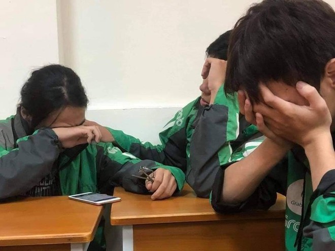 Xôn xao câu chuyện 3 sinh viên mặc chiếc áo xe ôm công nghệ ngồi khóc cuối lớp vì gia đình miền Trung không có tiền đóng học - Ảnh 1. Xôn xao câu chuyện 3 sinh viên mặc chiếc áo xe ôm công nghệ ngồi khóc cuối lớp vì gia đình miền Trung không có tiền đóng học - Ảnh 1.