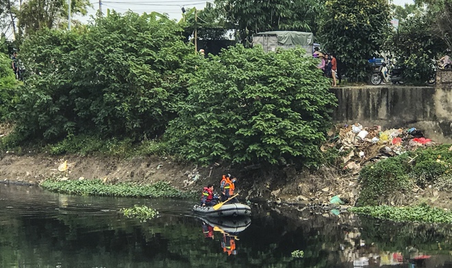 [ẢNH] Áp giải nghi phạm đến hiện trường để tìm kiếm thi thể nữ sinh ngân hàng ở Thường Tín - Ảnh 2.