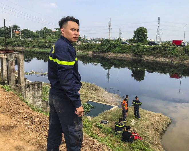 [ẢNH] Áp giải nghi phạm đến hiện trường để tìm kiếm thi thể nữ sinh ngân hàng ở Thường Tín - Ảnh 4.