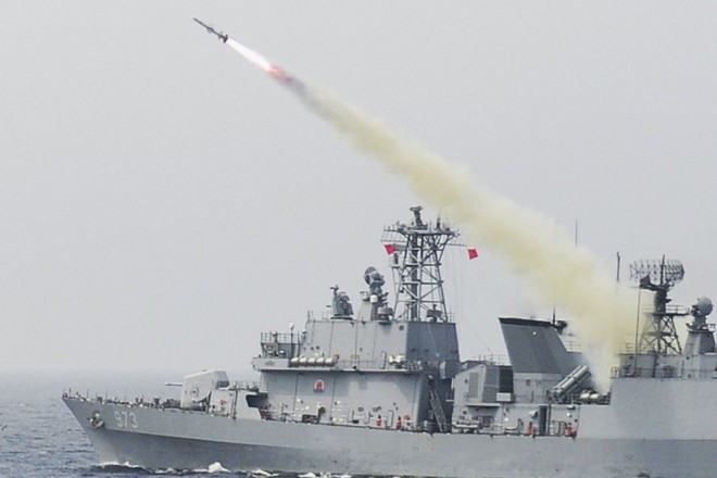 Mỹ duyệt bán cho Đài Loan 100 tổ hợp tên lửa ven bờ, TQ tung ngay đòn trừng phạt - Ảnh 1.
