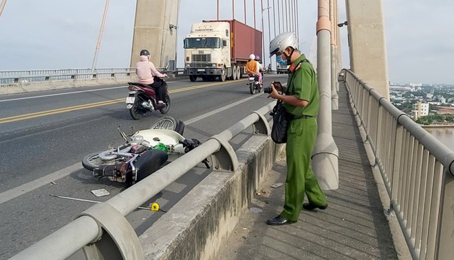 Nam thanh niên đi xe máy nghi bị chém bất tỉnh trên cầu - Ảnh 1.