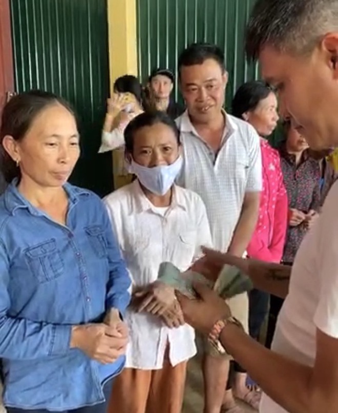 Vợ chồng ca sỹ Thủy Tiên - Công Vinh về vùng rốn lũ tại Hà Tĩnh trực tiếp trao tiền cho người dân - Ảnh 3. Vợ chồng ca sỹ Thủy Tiên - Công Vinh về vùng rốn lũ tại Hà Tĩnh trực tiếp trao tiền cho người dân - Ảnh 3.