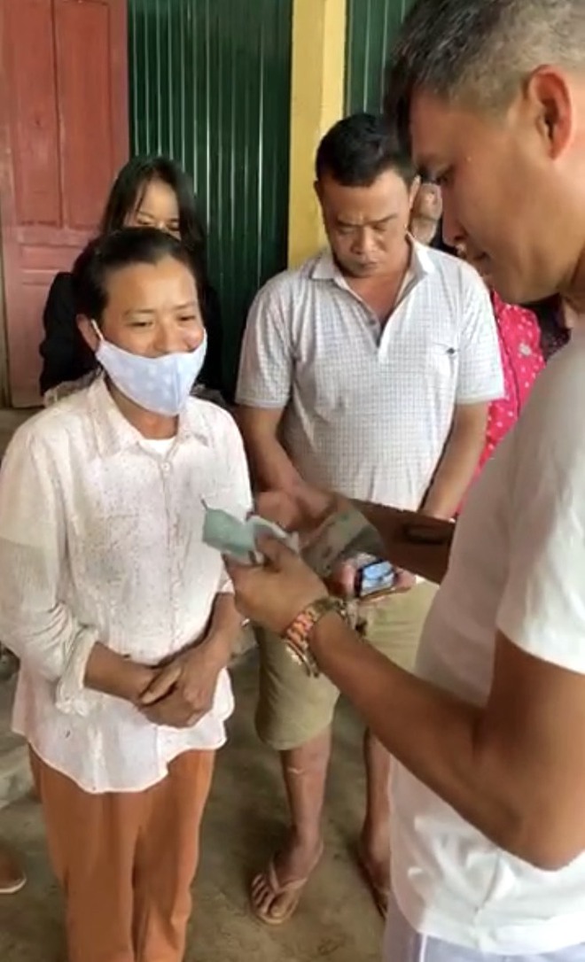 Vợ chồng ca sỹ Thủy Tiên - Công Vinh về vùng rốn lũ tại Hà Tĩnh trực tiếp trao tiền cho người dân - Ảnh 4. Vợ chồng ca sỹ Thủy Tiên - Công Vinh về vùng rốn lũ tại Hà Tĩnh trực tiếp trao tiền cho người dân - Ảnh 4.