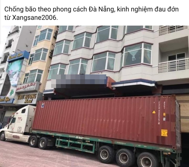 Người dân miền Trung dùng container chặn cửa, viết tên lên tấm tôn đề phòng bão thổi bay nóc vẫn tìm lại được - Ảnh 1.