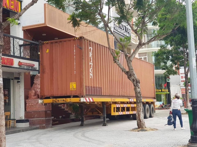 Người dân miền Trung dùng container chặn cửa, viết tên lên tấm tôn đề phòng bão thổi bay nóc vẫn tìm lại được - Ảnh 4.