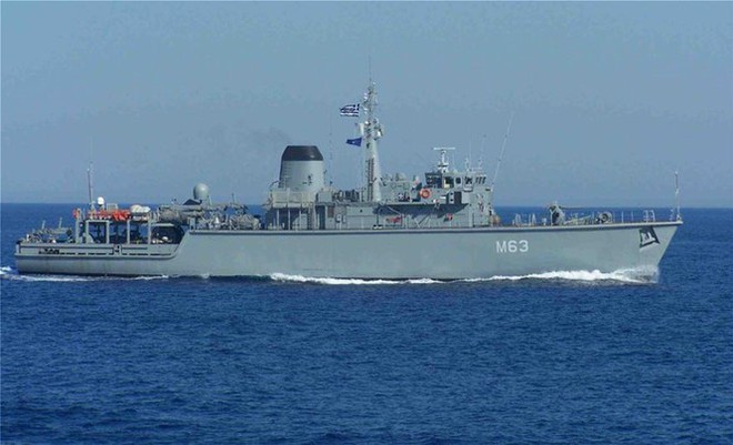 Tàu quét mìn của Hải quân Hy Lạp bị cắt làm đôi khi va chạm với tàu chở hàng  - Ảnh 1.