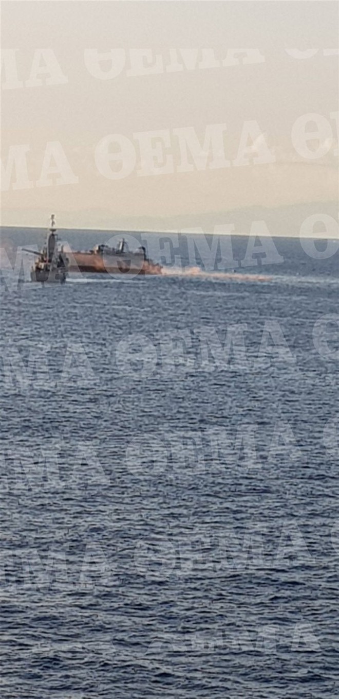 Tàu quét mìn của Hải quân Hy Lạp bị cắt làm đôi khi va chạm với tàu chở hàng  - Ảnh 2.