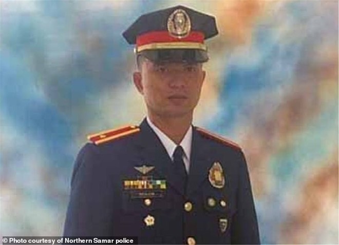 Philippines: Đang truy bắt tội phạm, cảnh sát bị gà chọi cựa bịt sắt đá tử vong - Ảnh 1.