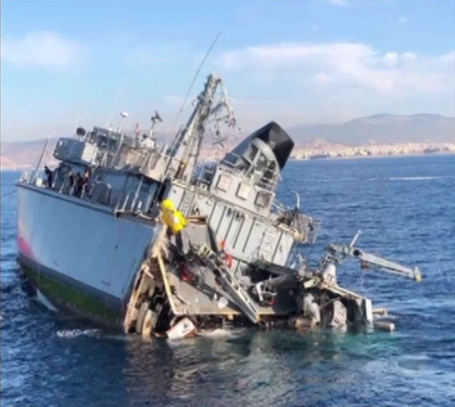 Tàu quét mìn của Hải quân Hy Lạp bị cắt làm đôi khi va chạm với tàu chở hàng  - Ảnh 4.
