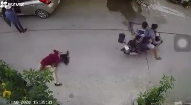 Bắt 2 thiếu niên cướp túi xách, kéo người phụ nữ té đập đầu xuống đường ở Sài Gòn - Ảnh 3.