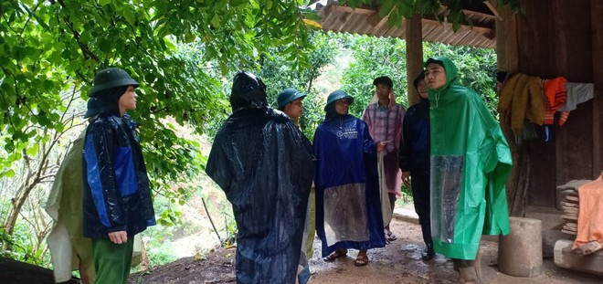 Lo sạt lở, Nghệ An sơ tán khẩn cả nghìn người đến lán trại tập trung - Ảnh 2. Lo sạt lở, Nghệ An sơ tán khẩn cả nghìn người đến lán trại tập trung - Ảnh 2.
