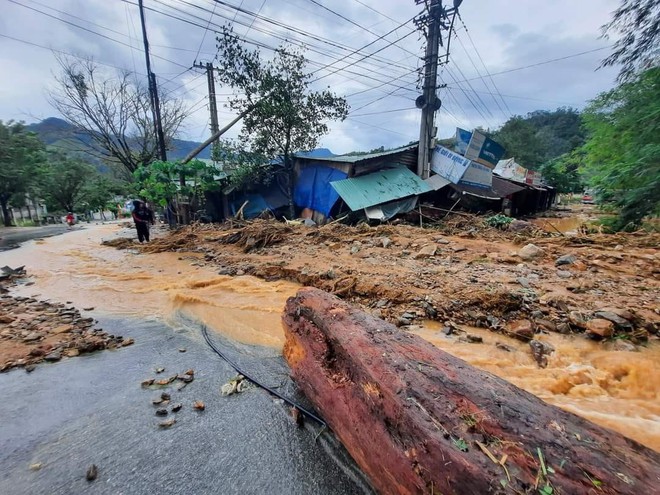 SẠT LỞ Ở QUẢNG NAM: Tìm thấy thêm 5 thi thể, công binh bắt đầu tiếp cận thông tuyến đường vào Trà Leng - Ảnh 1.