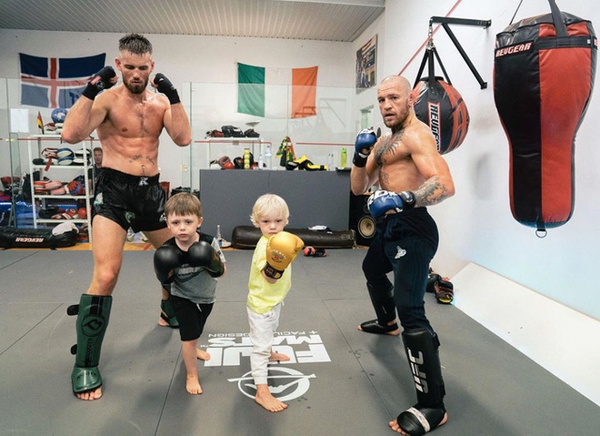 Conor McGregor đăng ảnh tập luyện cực sung nhằm chuẩn bị cho màn tái xuất UFC nhưng không ngờ lại bị cậu quý tử 3 tuổi chiếm trọn spotlight - Ảnh 1.