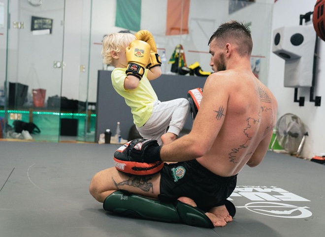 Conor McGregor đăng ảnh tập luyện cực sung nhằm chuẩn bị cho màn tái xuất UFC nhưng không ngờ lại bị cậu quý tử 3 tuổi chiếm trọn spotlight - Ảnh 3.