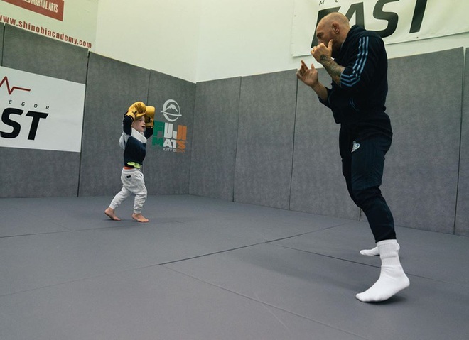 Conor McGregor đăng ảnh tập luyện cực sung nhằm chuẩn bị cho màn tái xuất UFC nhưng không ngờ lại bị cậu quý tử 3 tuổi chiếm trọn spotlight - Ảnh 5.