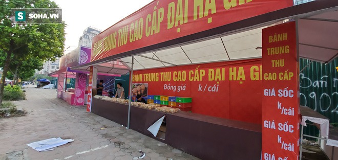 Bánh Trung thu cao cấp xả hàng giảm 50%, đồng giá 25.000 đồng/chiếc bên lề đường - Ảnh 3.