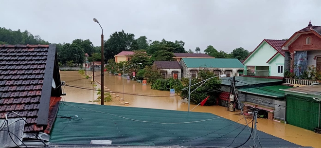 Nước ngập đến mái nhà, đội cứu hộ xuyên đêm dỡ ngói cứu người khỏi lũ - Ảnh 3. Nước ngập đến mái nhà, đội cứu hộ xuyên đêm dỡ ngói cứu người khỏi lũ - Ảnh 3.