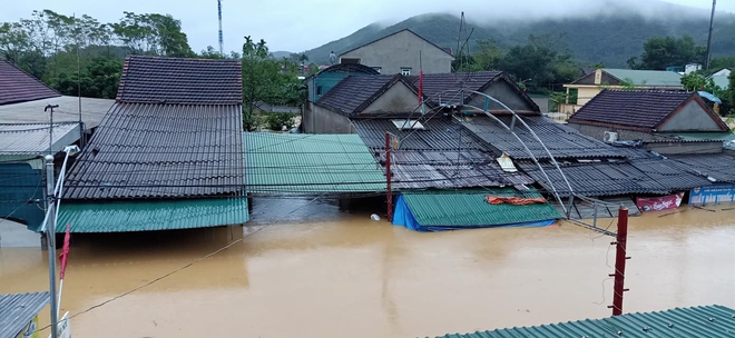 Nước ngập đến mái nhà, đội cứu hộ xuyên đêm dỡ ngói cứu người khỏi lũ - Ảnh 1. Nước ngập đến mái nhà, đội cứu hộ xuyên đêm dỡ ngói cứu người khỏi lũ - Ảnh 1.